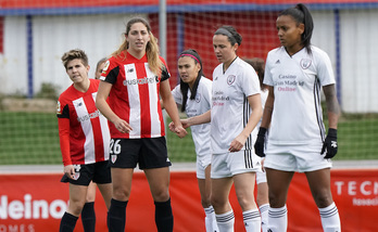 Garazi y Valdezate defienden un córner ante las jugadoras del Madrid. (Athletic Club)