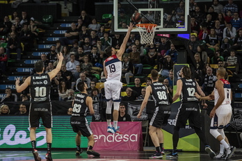 Tomas, del Manresa, se dispone a encestar ante la defensa de Bilbao Basket. (Aritz LOIOLA/FOKU)