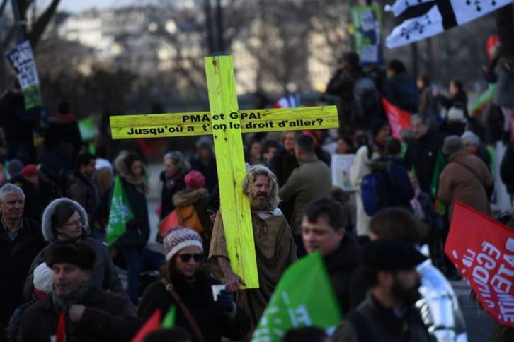Manifestación contra la ley de la PMA. (Christophe ARCHAMBAULT/AFP)