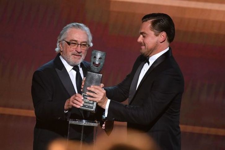 Robert De Niro ha recibido el premio de manos de Leonardo DiCaprio. (Robyn BECK/AFP)