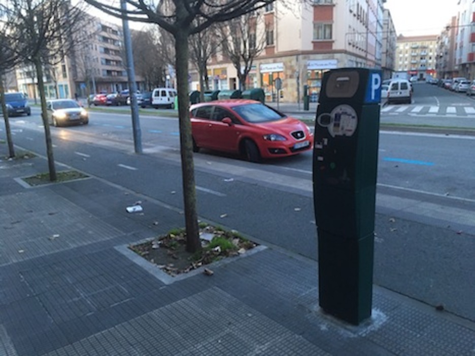 La calle Bernardino Tirapu es una de las zonas con plazas de color azul.