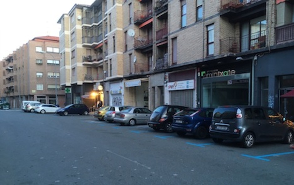 Coches aparcados en la calle Joaquín Beunza, cuyas plazas son azules.