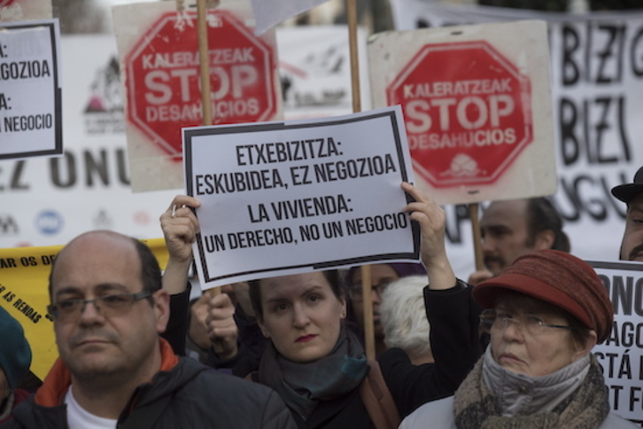 Concentración de Stop Desahucios Euskadi en Donostia este fin de semana. (Juan Carlos RUIZ/FOKU)