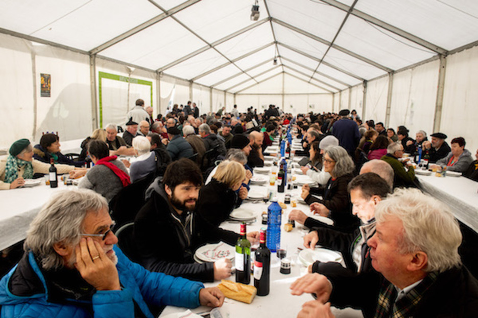 Photo du repas populaire organisé ce samedi. ©Guillaume Fauveau 