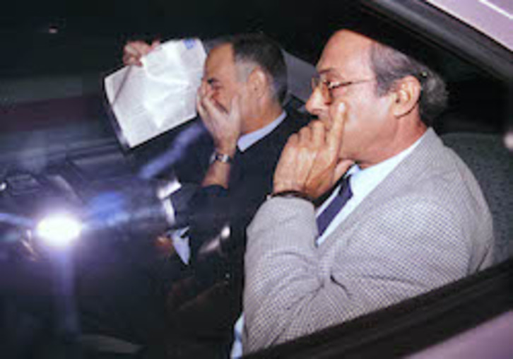 Miguel Planchuelo, a la derecha de la imagen, acudiendo a declarar a la Audiencia de Bizkaia el 23 de julio de 1999. (Marisol RAMÍREZ/FOKU)