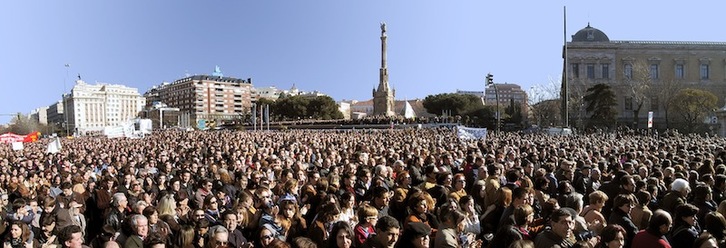 La Plaza de Colón, llena en protesta por el atentado mortal del militar Blanco.