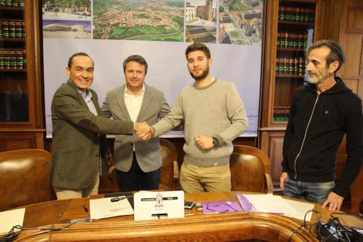 Firma del acuerdo entre PSE y Elkarrekin Podemos. (@jasantano)