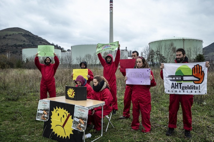 Muskizeko Petronorren aurrean egin dute agerraldia Sukar Horia taldeko kideek. (Aritz LOIOLA/FOKU)