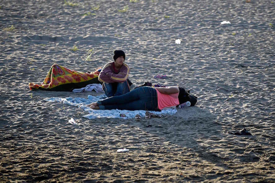 Un joven aguarda a que sus compañeras se despierten (Alfredo ESTRELLA/AFP)