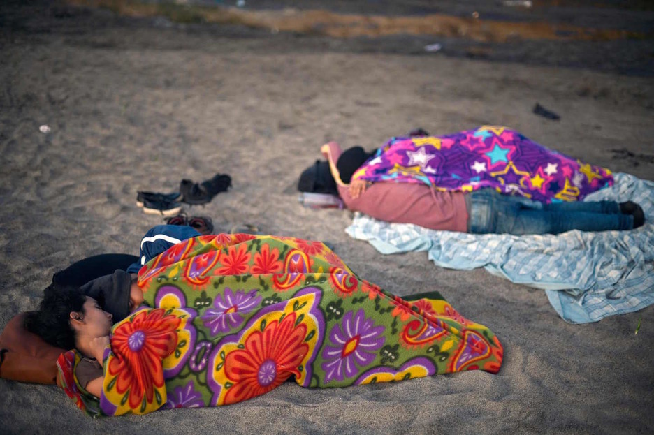 Un grupo de migrantes durmiendo. (Alfredo ESTRELLA/AFP)