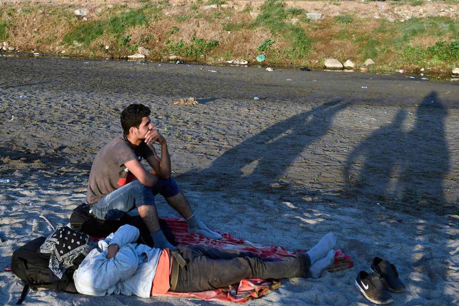 Amanecer en el río Suichate. (Alfredo ESTRELLA/AFP)