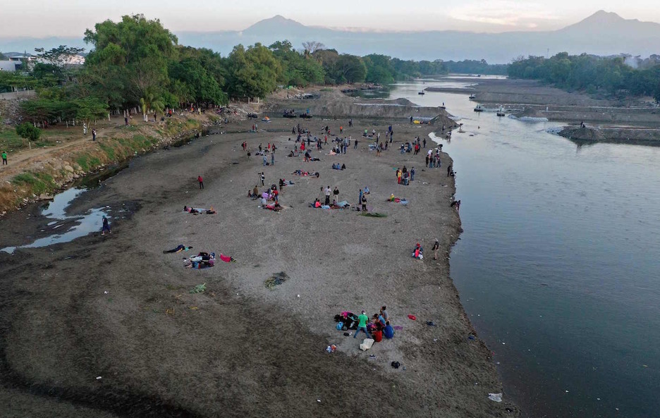 Vista aérea de la orilla del río Suchiate, en Ciudad Hidalgo. (Alfredo ESTRELLA/AFP)