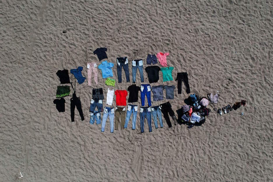 Secando la ropa a la orilla del río. (Alfredo ESTRELLA/AFP)