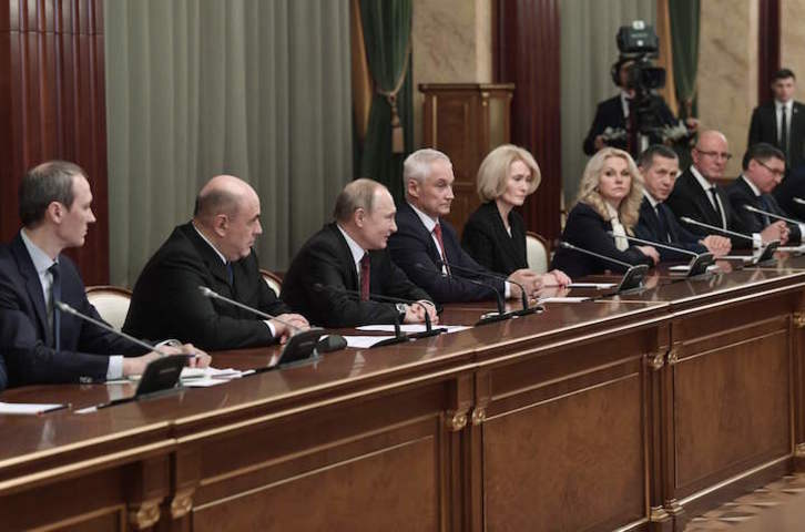 El presidente ruso, Vladimir Putin, con los nuevos miembros de su Gobierno. (Alexey NKOLSKI/AFP)