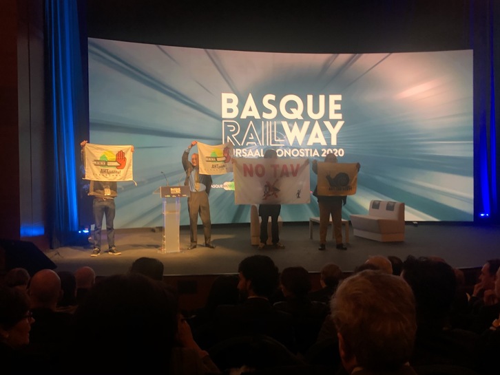 Activistas irrumpen el Basque Railway 2020. (@ibaiazparren)