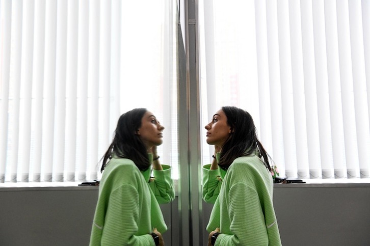 Lasitskene, reflejada en un espejo (Kirill KUDRYAVTSEV / AFP)