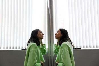 Lasitskene, reflejada en un espejo (Kirill KUDRYAVTSEV / AFP)