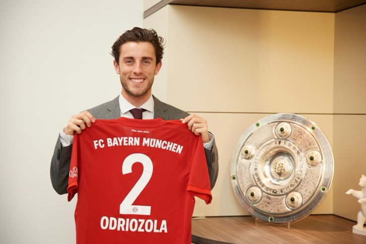 Odriozola, con la camiseta del Bayern (BAYERN)