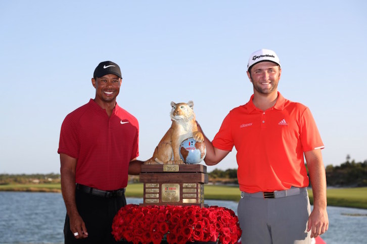 Tiger Woods y Jon Rahm posan juntos en Bahamas en 2018. (Rob CARR/AFP)