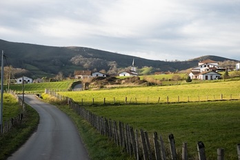 Vue sur la commune de Jaxu, qui compte 202 habitants. © Guillaume FAUVEAU