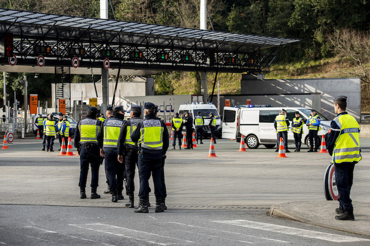 Dozenaka poliziek parte hartu dute «immigrazioaren kontrako koordinazio operazioan». Guillaume FAUVEAU
