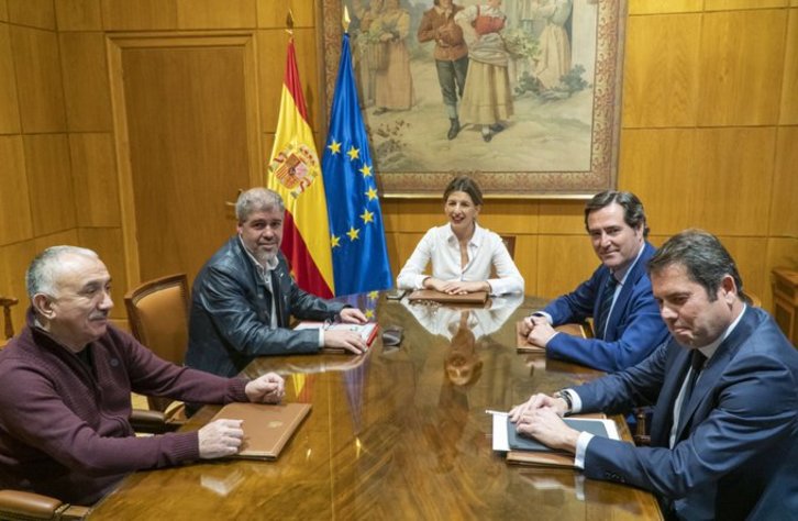 La ministra Díaz, entre los representantes sindicales y de la patronal. (Moncloa)