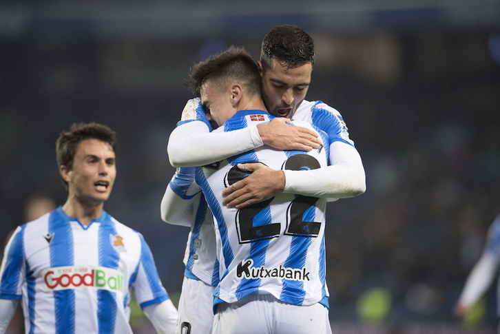 Merino abraza a Barrentexea tras el gol del canterano. (Juan Carlos RUIZ / FOKU)