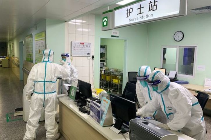 Trabajadores en un hospital de Wuhan. (AFP)