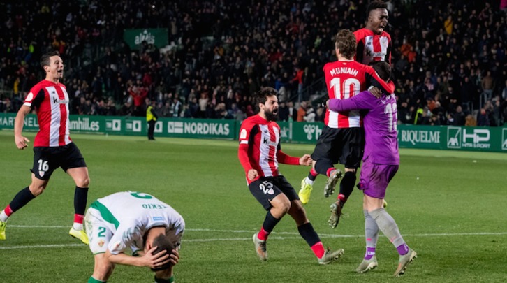 Iago Herrerín celebra el pase a la siguiente ronda con los compañeros al finalizar la tanda de penaltis. (@AthleticClub)