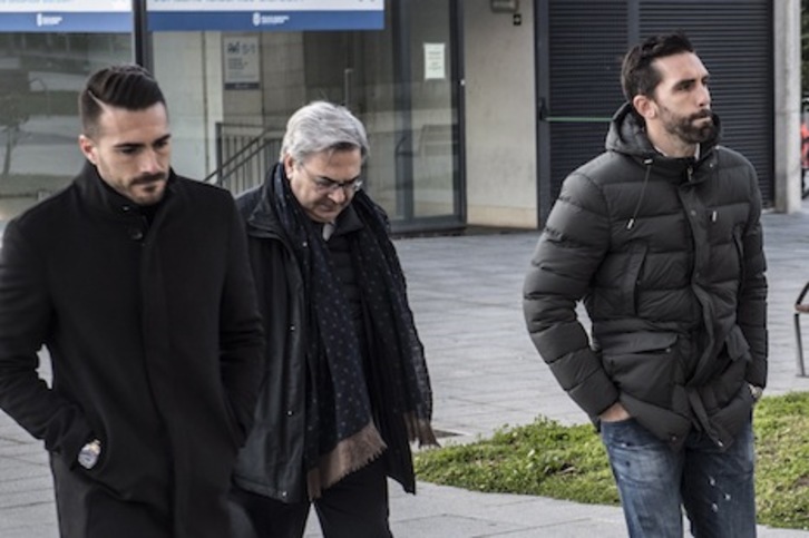 Los exjugadores del Betis Xavi Torres y Jordi Figueras, en las esquinas, a su llegada a los juzgados de Iruñea. (Jagoba MANTEROLA/FOKU)