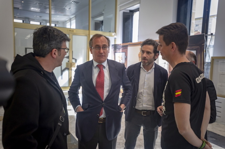 Los miembros de Jusapol acudieron al Parlamento invitados por el PP. (Jaizki FONTANEDA/FOKU)