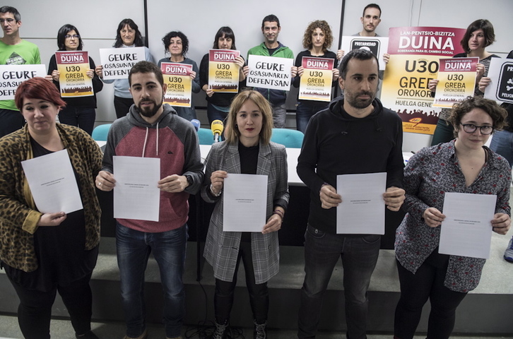 ELA, LAB, ESK, Steilas, EHNE eta Hiru sindikatuek txostena aurkezteko Iruñean egin duten agerraldia. (Jagoba MANTEROLA/FOKU)