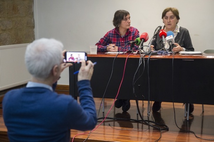 Lorea Ureta e Isabel Otxoa, de ATH-ELE, esta mañana en Bilbo. (Monika DEL VALLE/FOKU)