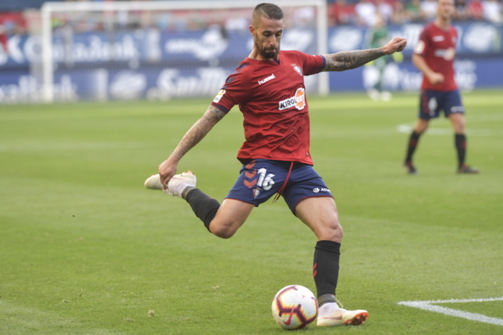 Lillo se dispone a golpear el balón durante un partido de Segunda con Osasuna. (Idoia ZABALETA/FOKU)