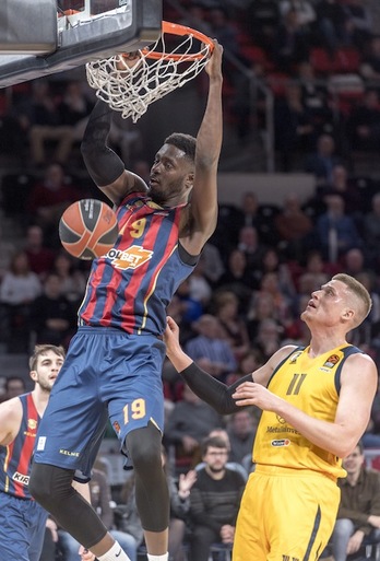 Youssoupha Fall se cuelga en una de las acciones que ha encendido a la grada. (Juanan RUIZ / FOKU)