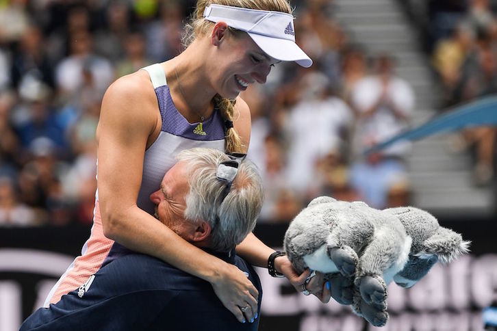 Caroline Wozniacki recibe el abrazo de su padre en el momento de poner fin a su carrera. (GREG WOOD  / AFP)