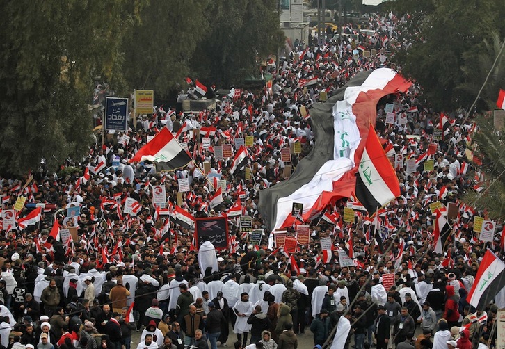  Los seguidores del clérigo chií Al-Sadr han salido en tromba a las calles de la capital.(AHMAD AL-RUBAYE-AFP)