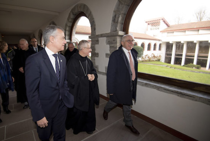 Urkullu y Etchegaray junto a los monjes de Belloc. (IREKIA)