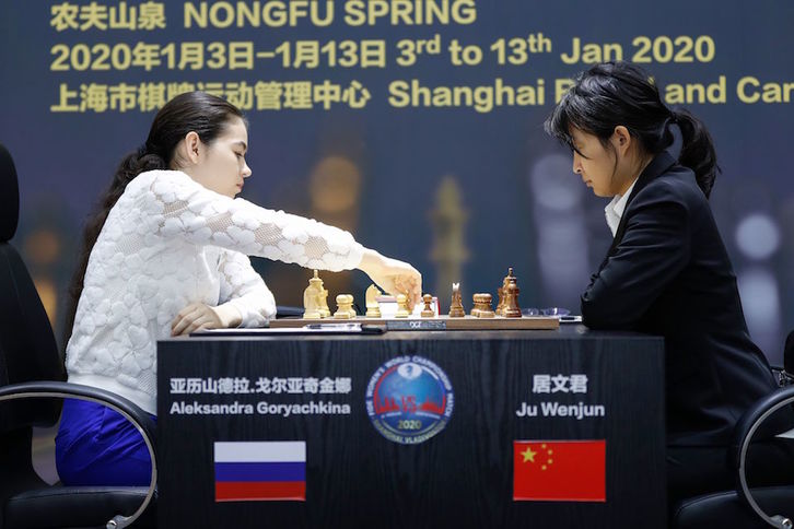 Goryachkina mueve una pieza en una de sus partidas ante Wenjun. (PETER STEBBINGS / AFP) 