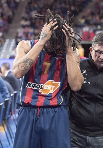 Pierria Henry, con la manos en la cabeza, después de lesionarse frente al Khimki. (Juanan RUIZ / FOKU)