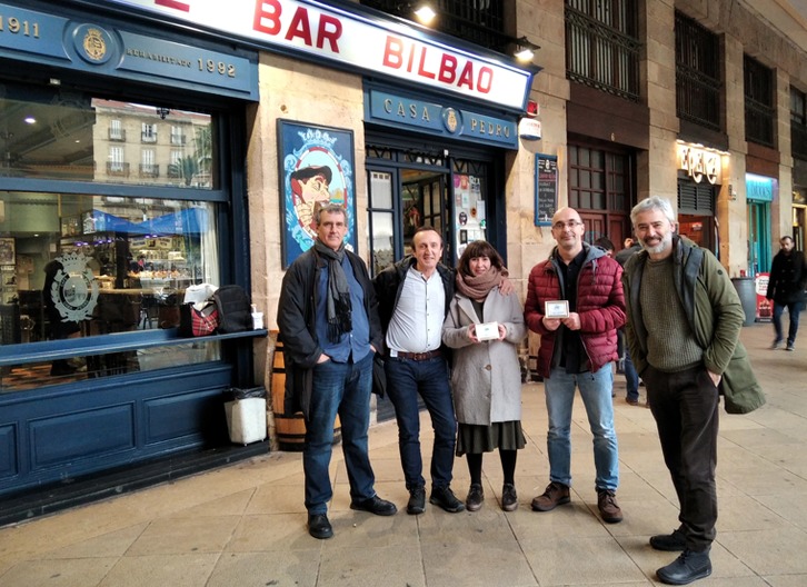 Goiatz Labandibar eta Javier Diez Carbona tabernaren aurrean. (NAIZ)