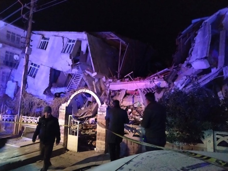 Varias personas inspeccionan el lugar donde han colapsado varios edificios. (DHA / AFP)