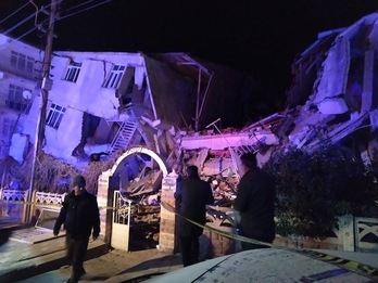 Equipos de rescate y policías inspeccionan el lugar donde han colapsado varios edificios. (DHA / AFP)