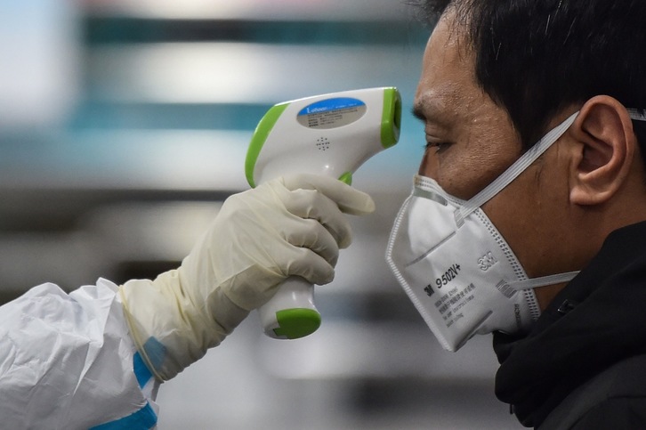 Pruebas médicas a un posible infectado en un hospital de Wuhan. (HECTOR RETAMAL-AFP)