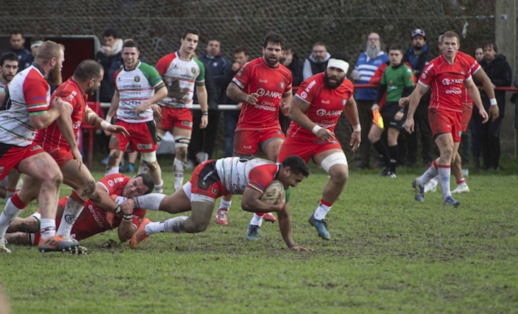 Un momento del derbi disputado en Landare Toki. (Jon URBE/FOKU)