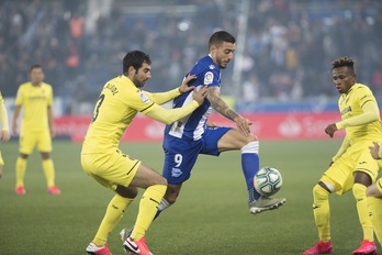 Joseluk baloia babesten du Albiolen aurrean. (Juanan RUIZ / FOKU)
