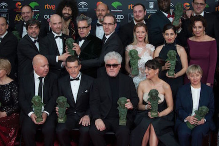 Los galardonados en los Goya posan en grupo con su premio. (Jorge GUERRERO/AFP)