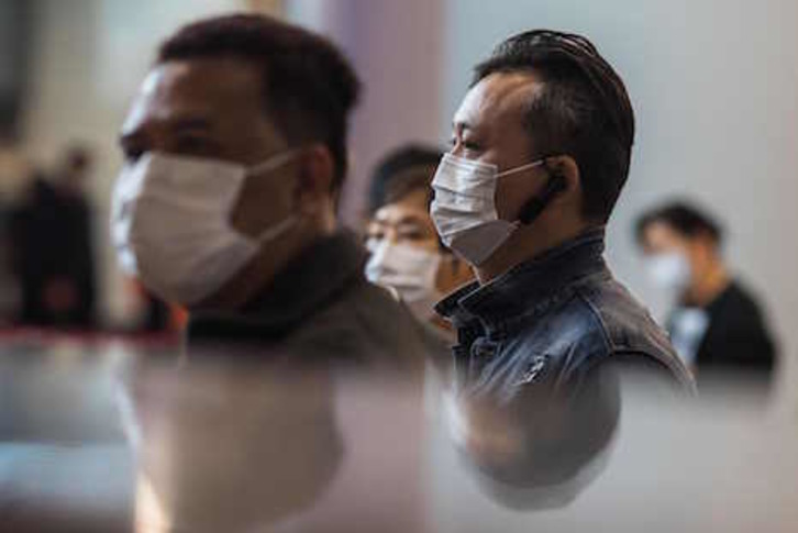 La compra de mascarillas se ha disparado en China con el objetivo de frenar la expansión del coronavirus. (Dale DE LA REY/AFP)Y