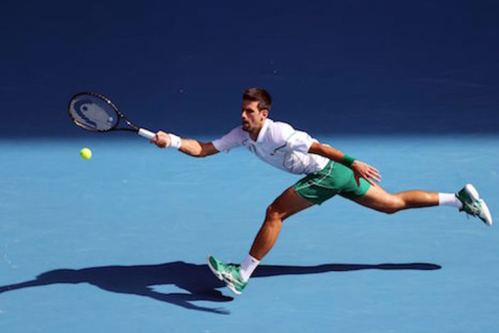 Djokovic se estira para responer a una pelota de Swartzman. (David GRAY/AFP)