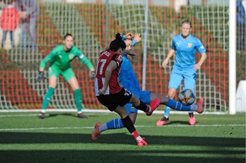 Lucía dispara para anotar el 1-0 a un cuarto de hora del final. (Athletic Club)